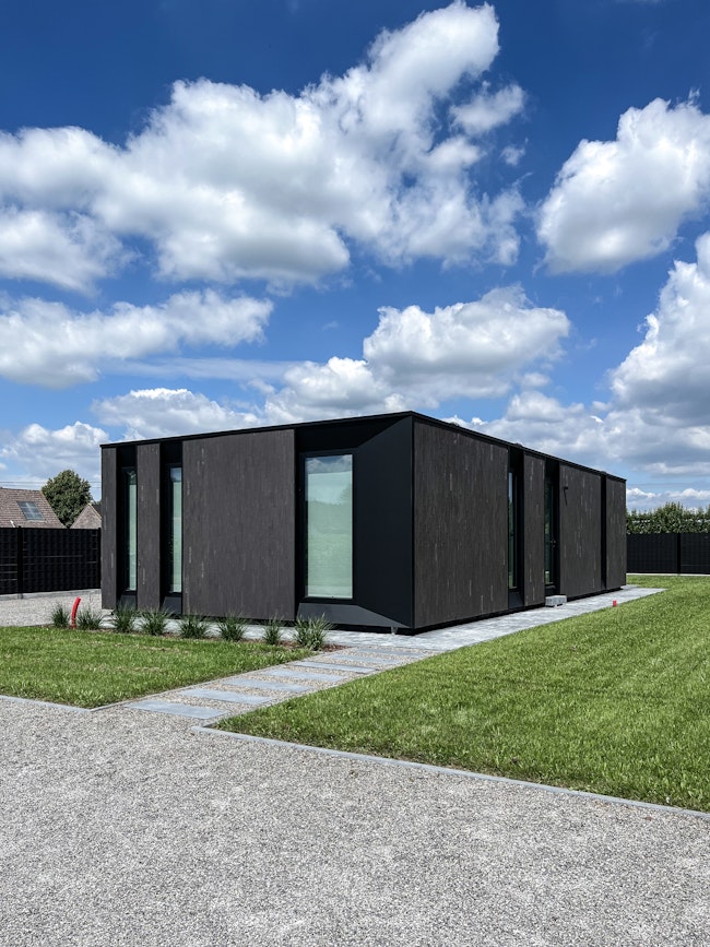 Skilpod #100 — houtskeletbouw bungalow woning met 2 slaapkamers, modern design met zwarte steen