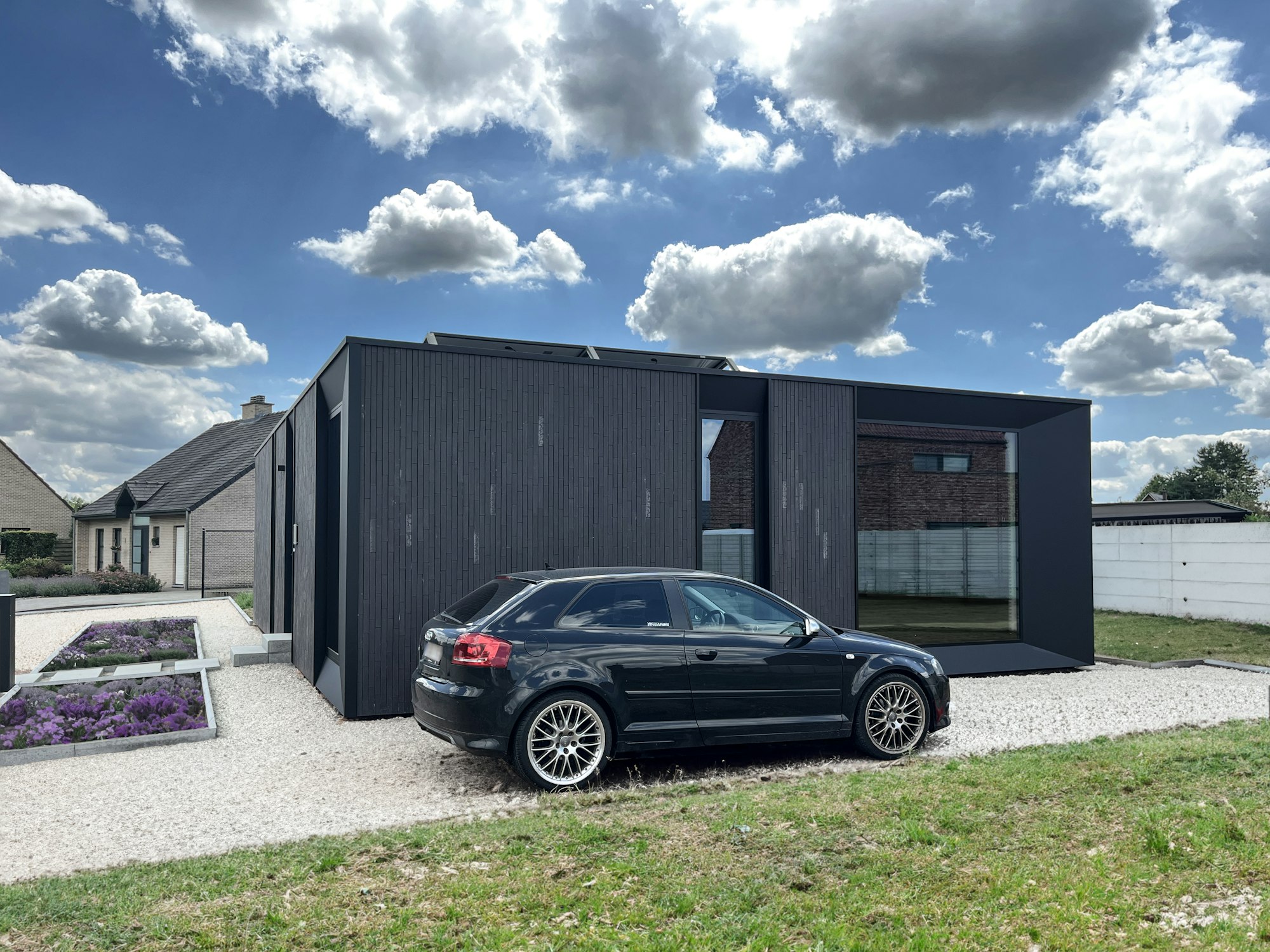 Skilpod #108 — houtskeletbouw bungalow woning met 2 slaapkamers, modern design met zwarte steenstrips