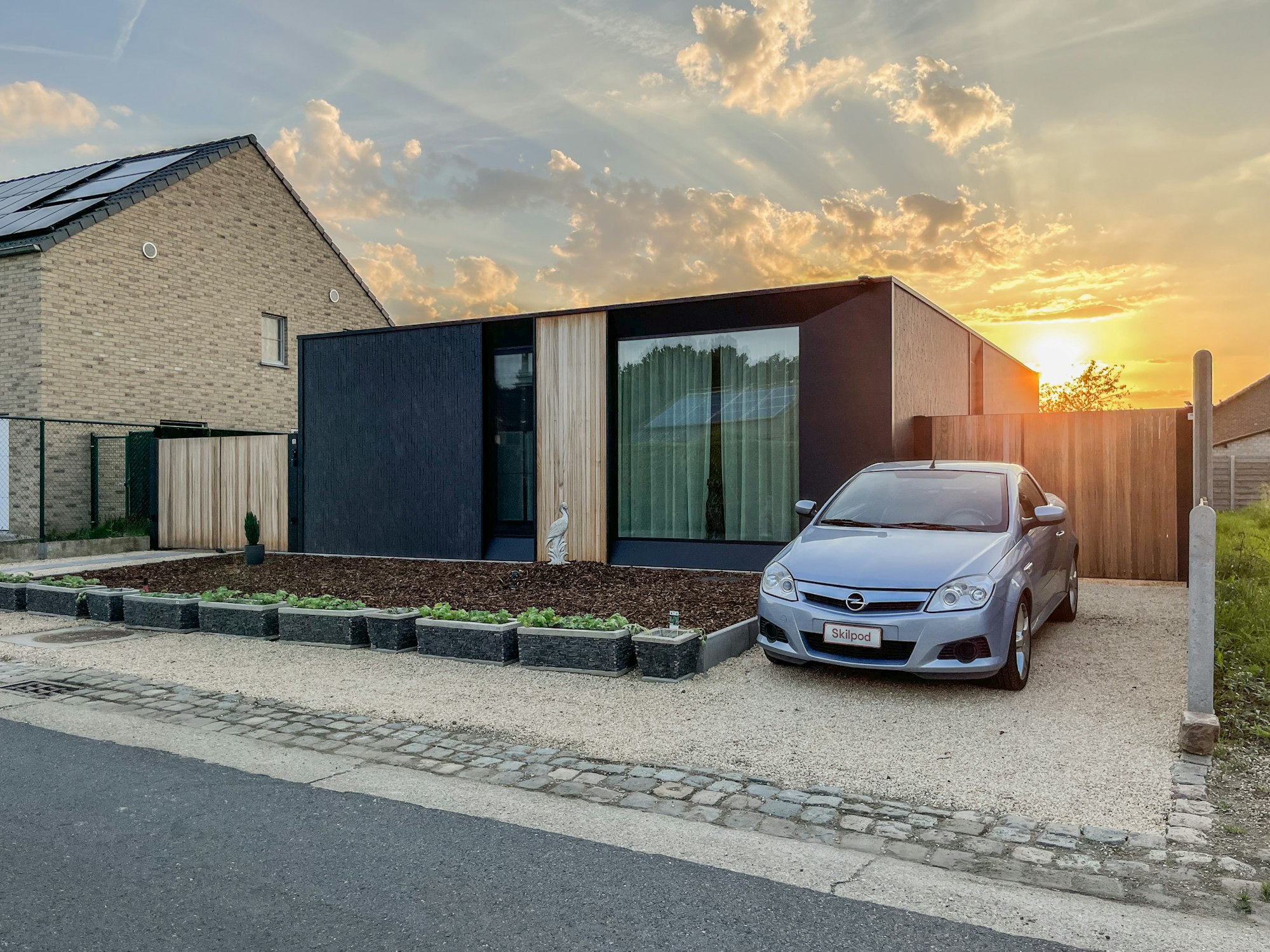 Skilpod #108 — houtskeletbouw bungalow woning met 2 slaapkamers, modern design met zwarte steenstrips en natuurhout accent