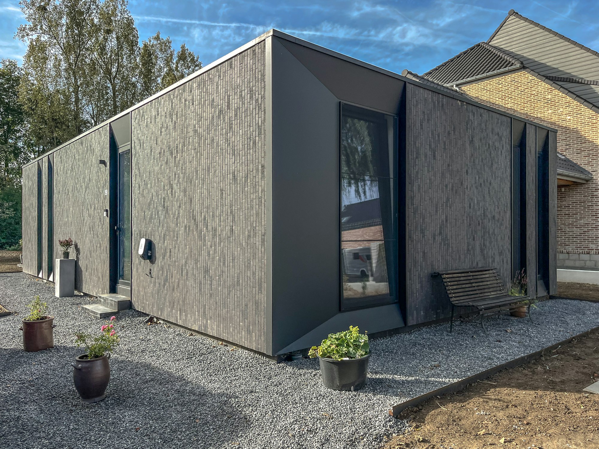 Skilpod #90 — houtskeletbouw bungalow woning met 2 slaapkamers, modern design met zwarte steen