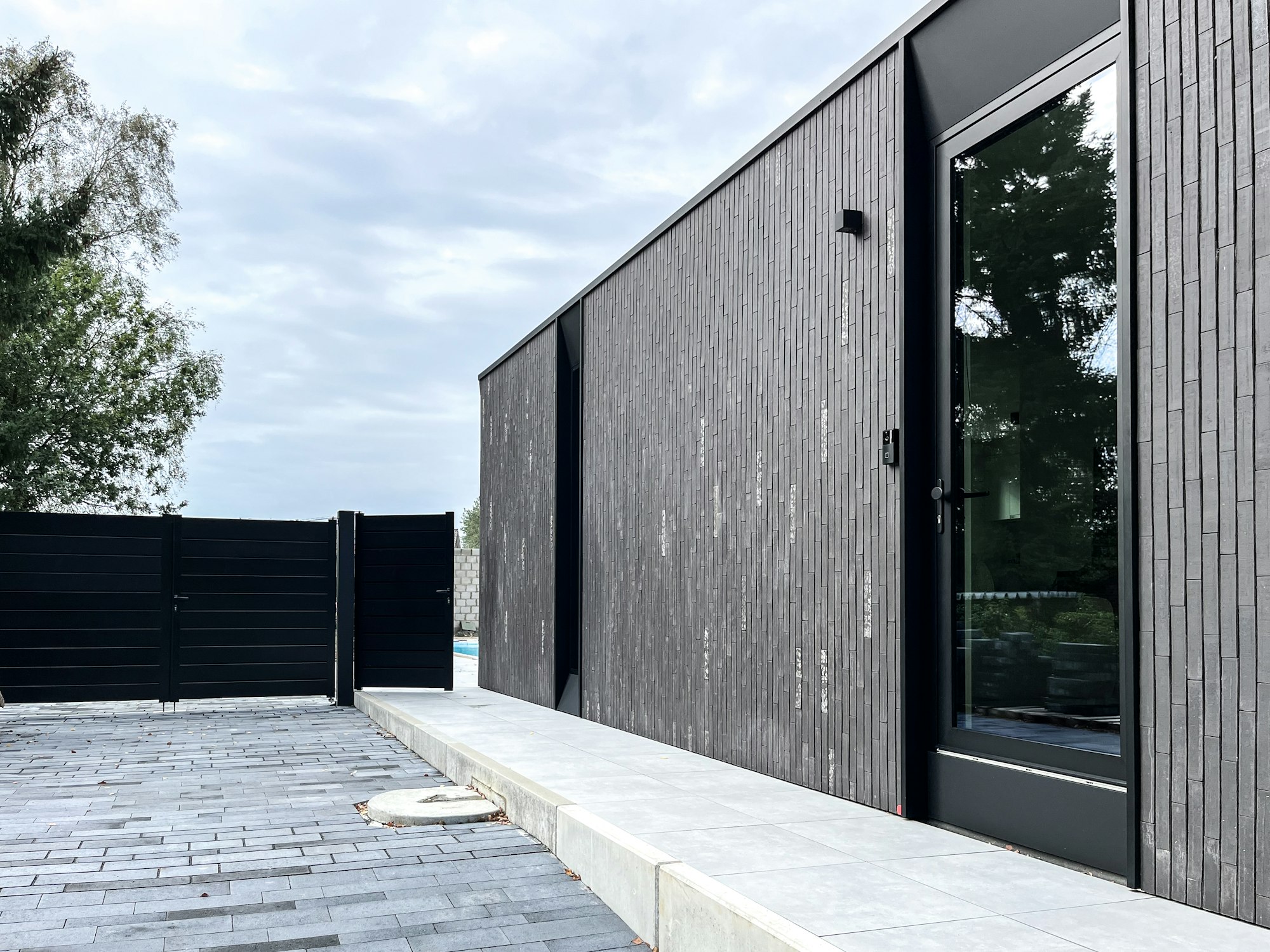 Skilpod #100 — houtskeletbouw bungalow woning met 2 slaapkamers, modern design met zwarte steen