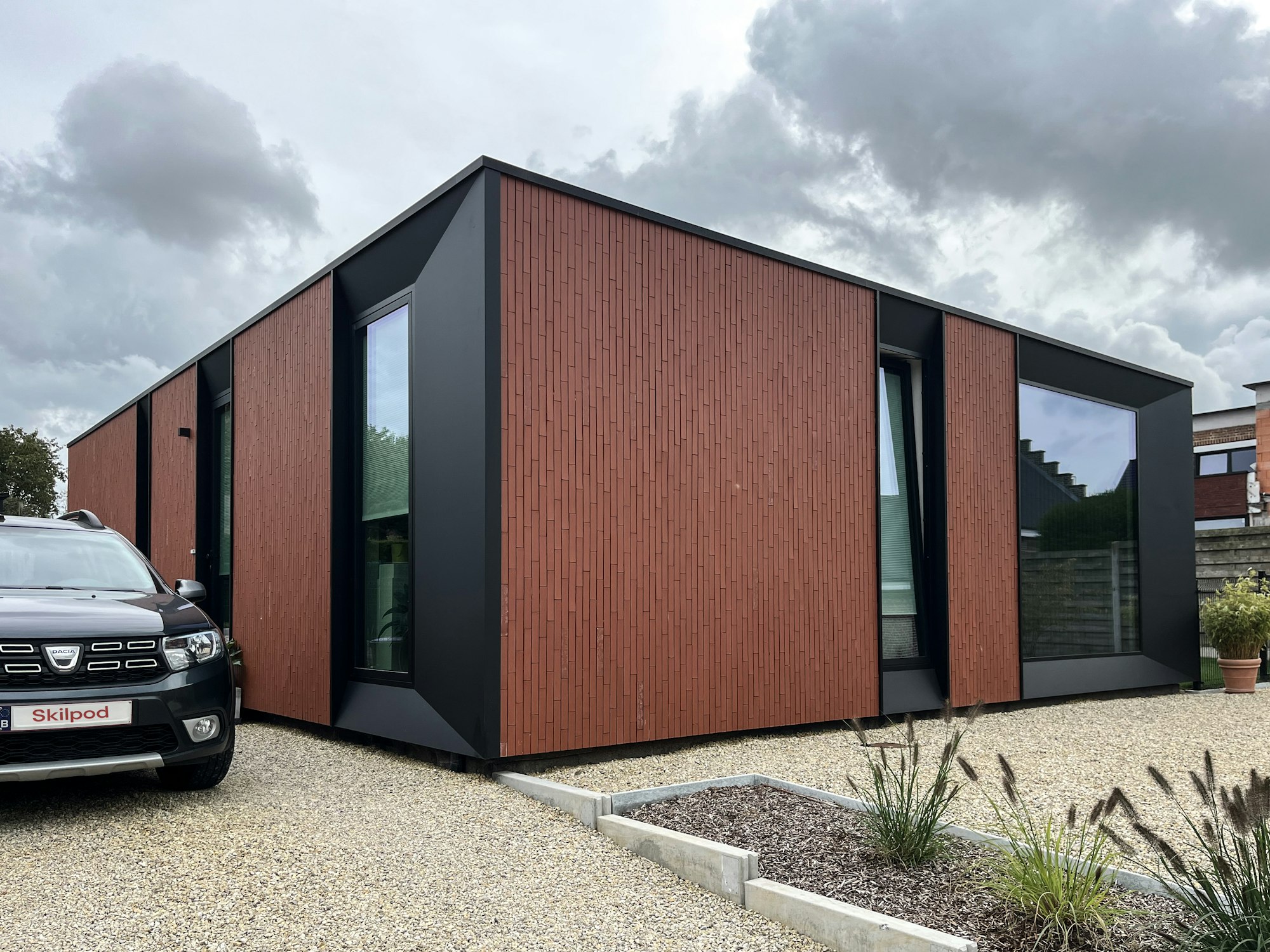 Skilpod #108 — houtskeletbouw bungalow woning met 2 slaapkamers, modern design met rode steenstrips