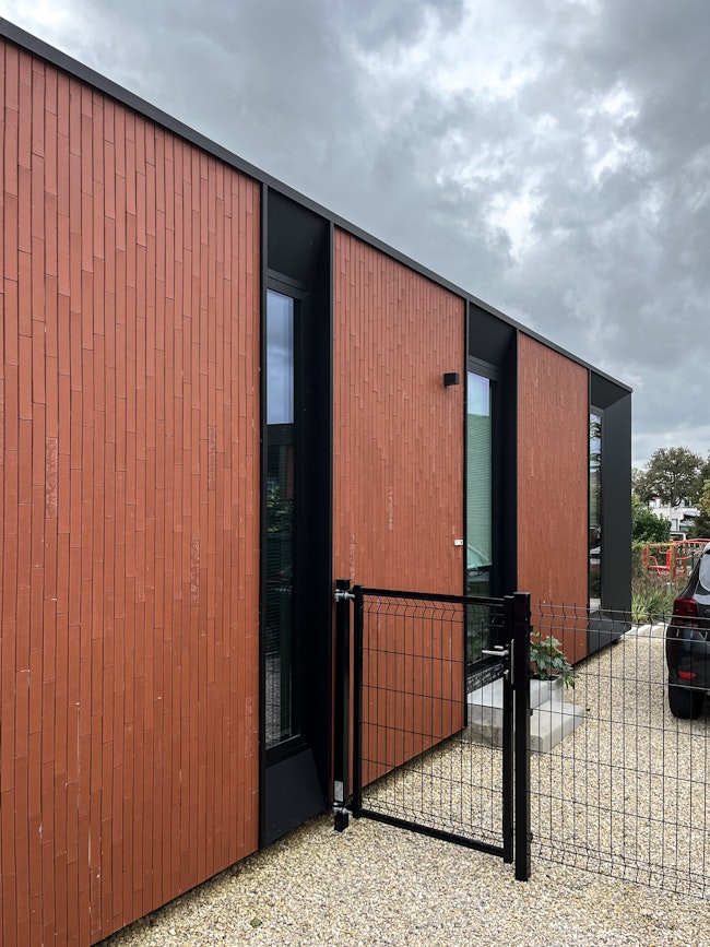 Skilpod #108 — houtskeletbouw bungalow woning met 2 slaapkamers, modern design met rode steenstrips