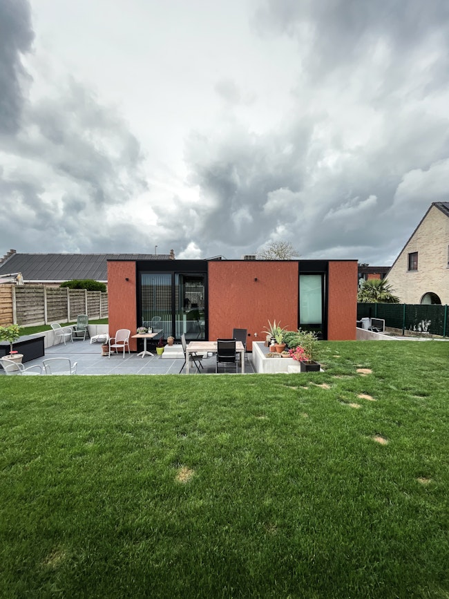 Skilpod #108 — houtskeletbouw bungalow woning met 2 slaapkamers, modern design met rode steenstrips