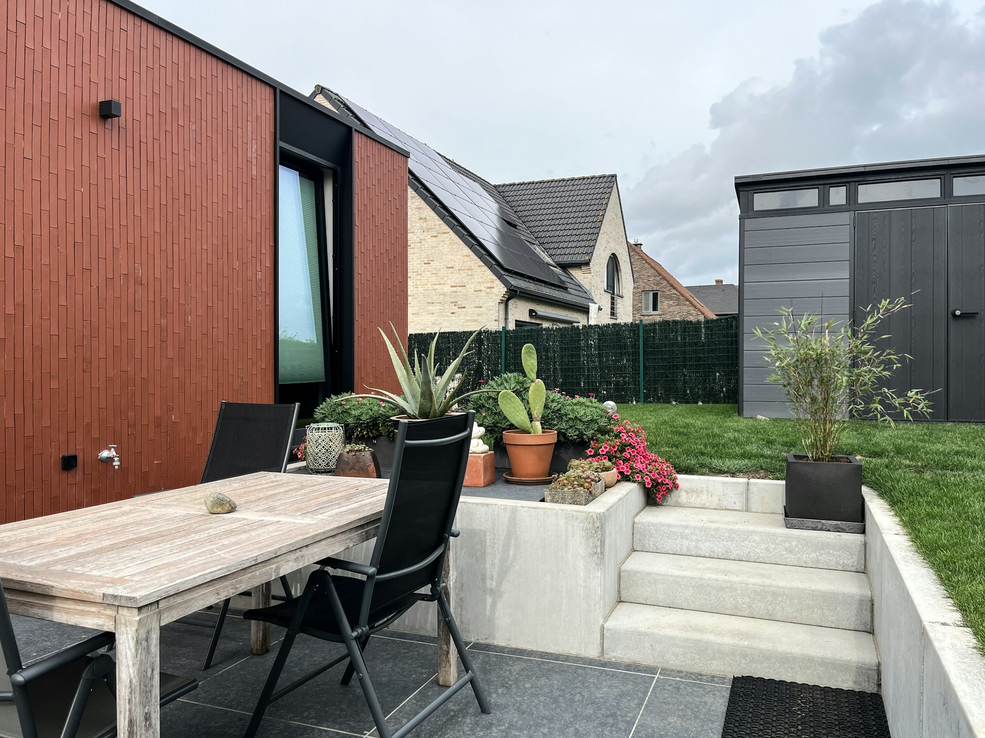 Verzonken tuin aan een Skilpod #108 prefab bungalow woning