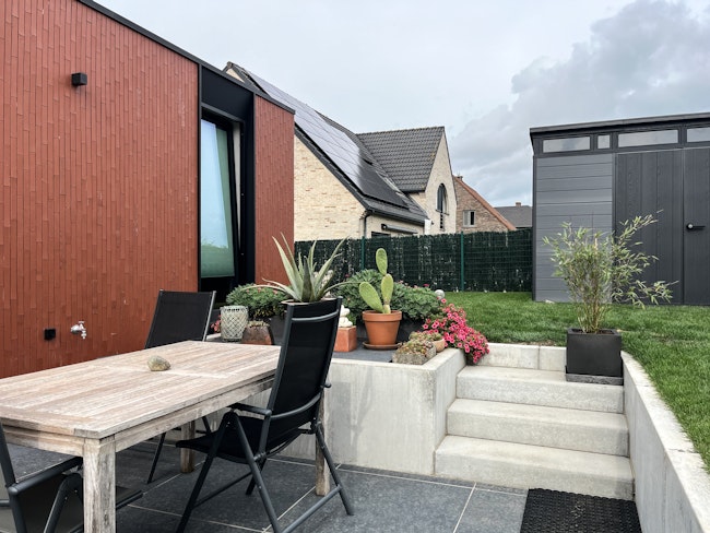 Verzonken tuin aan een Skilpod #108 prefab bungalow woning