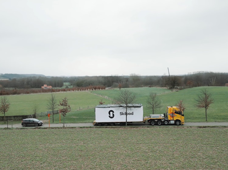 Skilpod module op een vrachtwagen tussen de Vlaamse velden