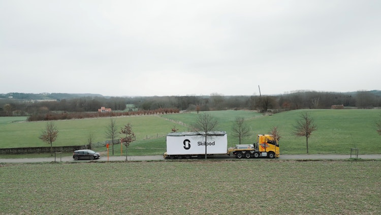 Skilpod module op een vrachtwagen tussen de Vlaamse velden