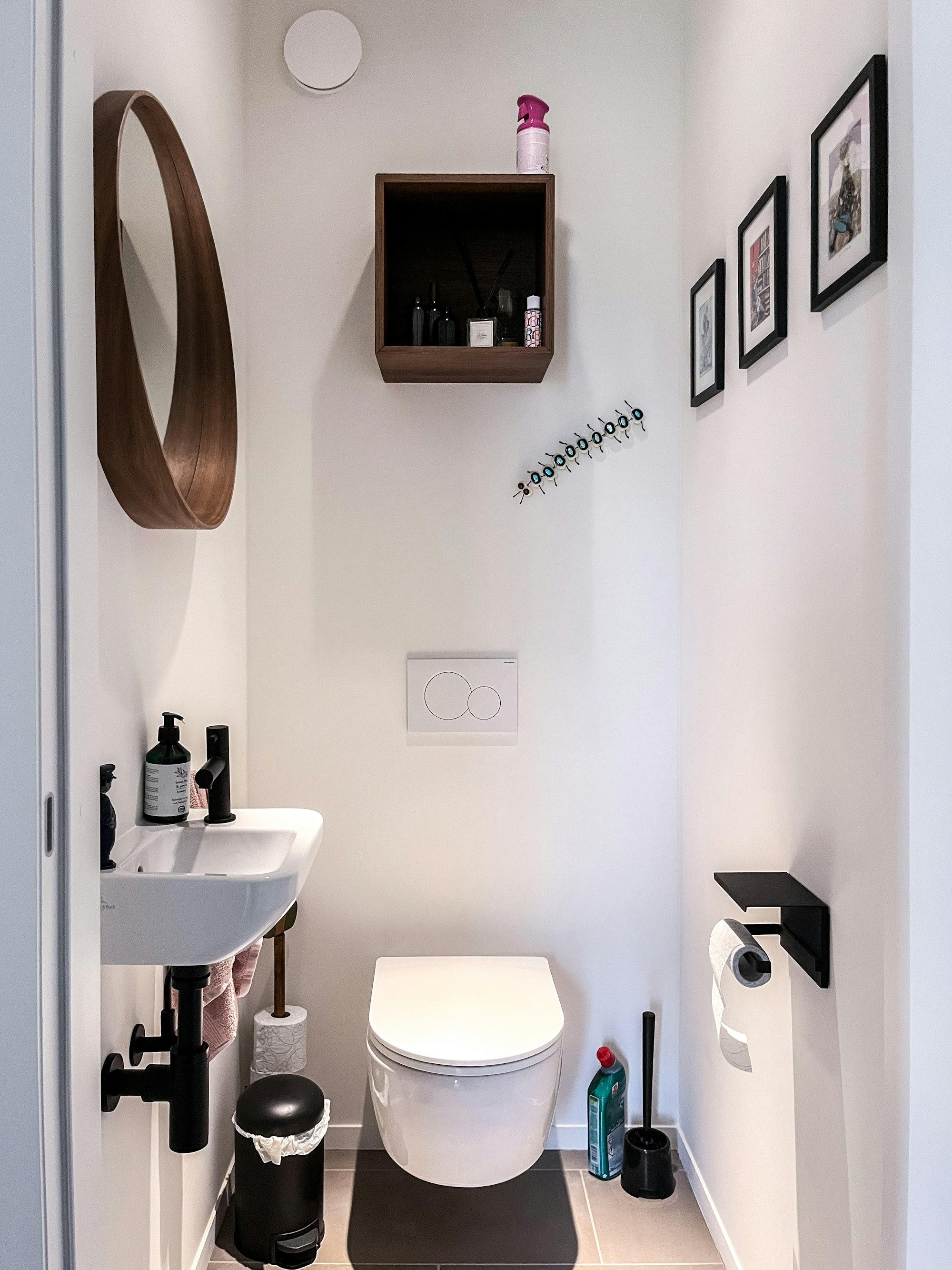 Toilet in een Skilpod prefab woning, met matzwarte decoratie