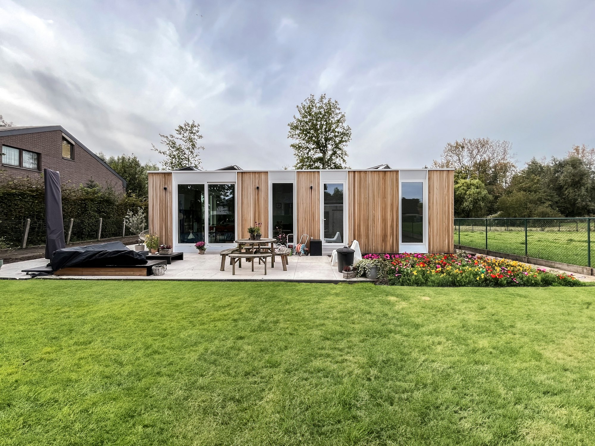 Skilpod #144 — bungalow woning met 4 slaapkamers, modern design met natuurhouten exterieur