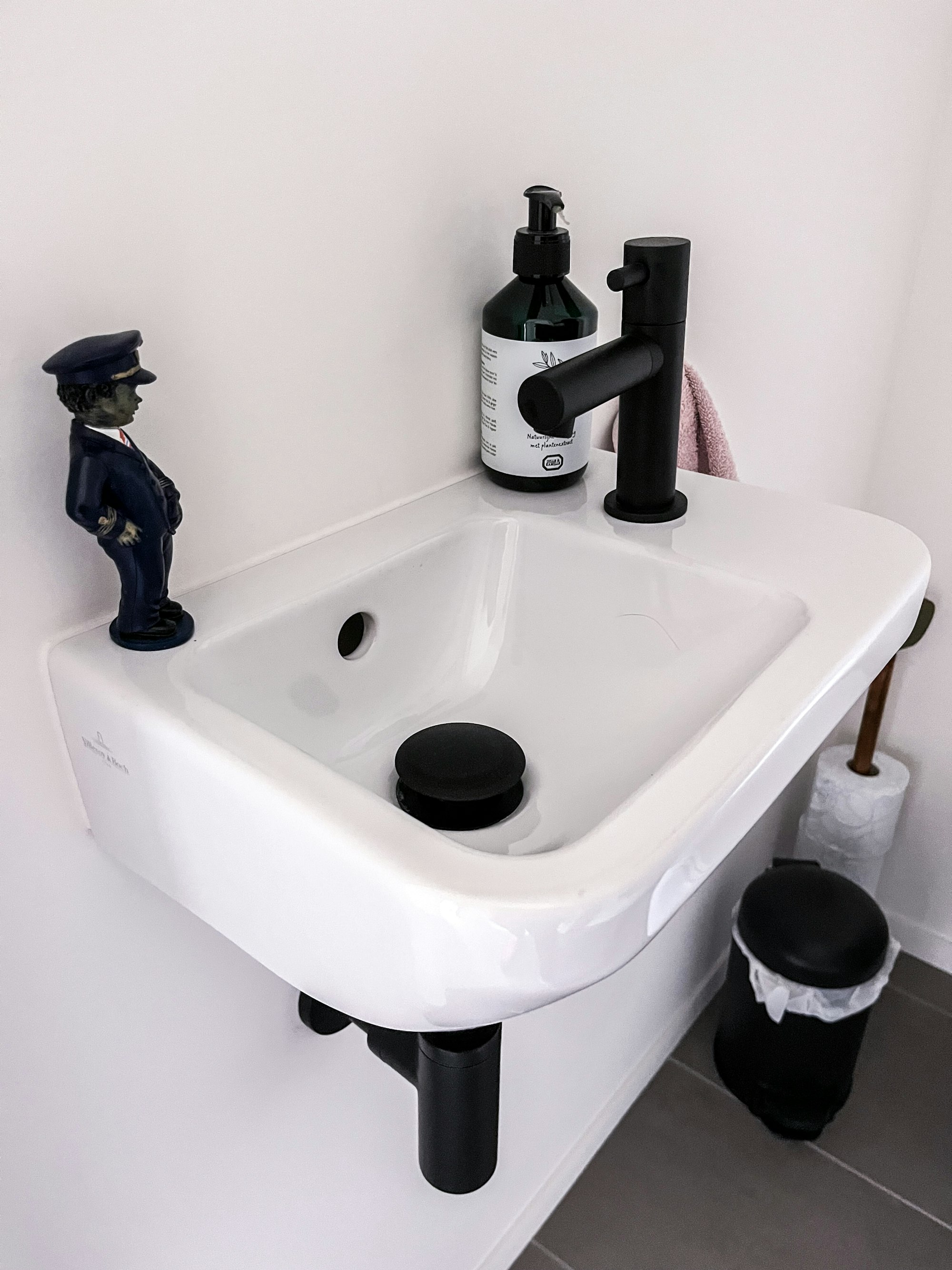Wasbakje in een toilet van een Skilpod prefab woning met matzwart kraanwerk