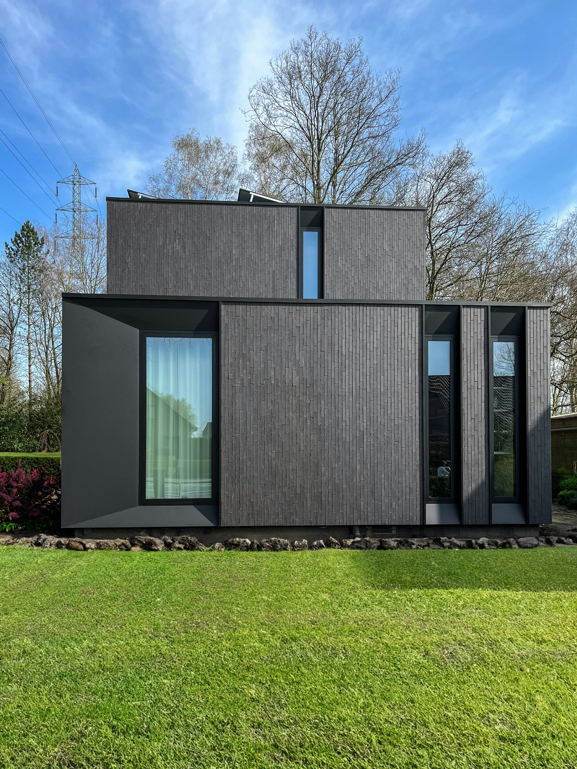 Skilpod #130 — houtskeletbouw woning met 4 slaapkamers, modern design met zwarte steen