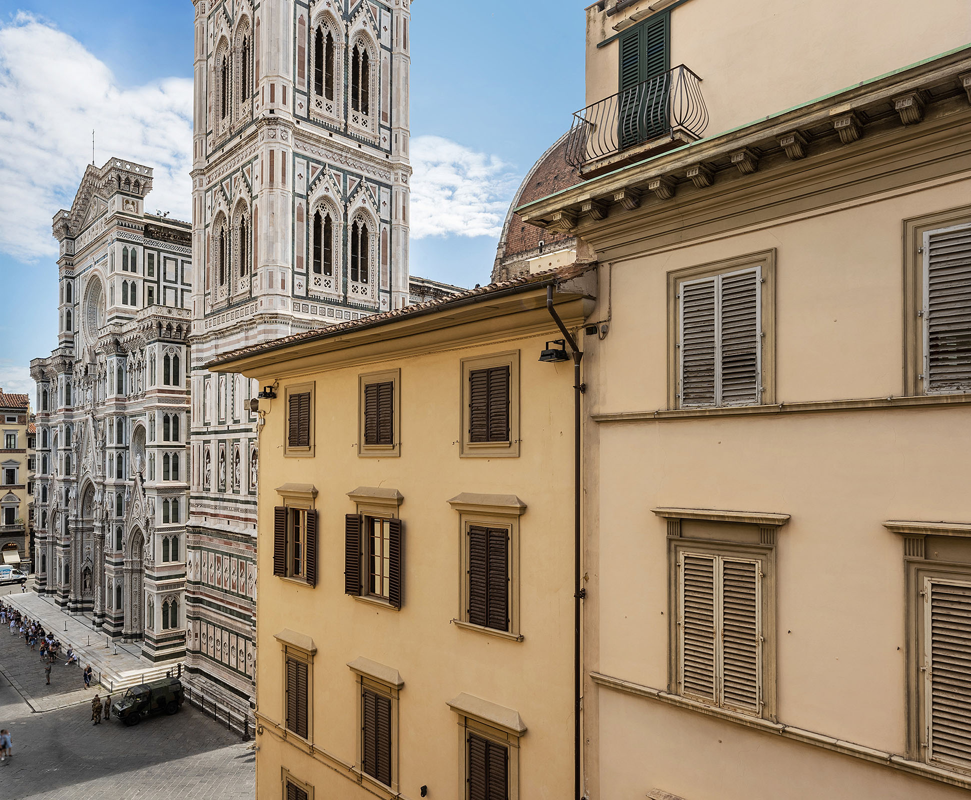 edificio con Duomo di Firenze sullo sfondo