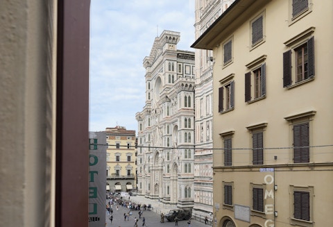 Vista con Duomo di Firenze ed edificio sulla destra