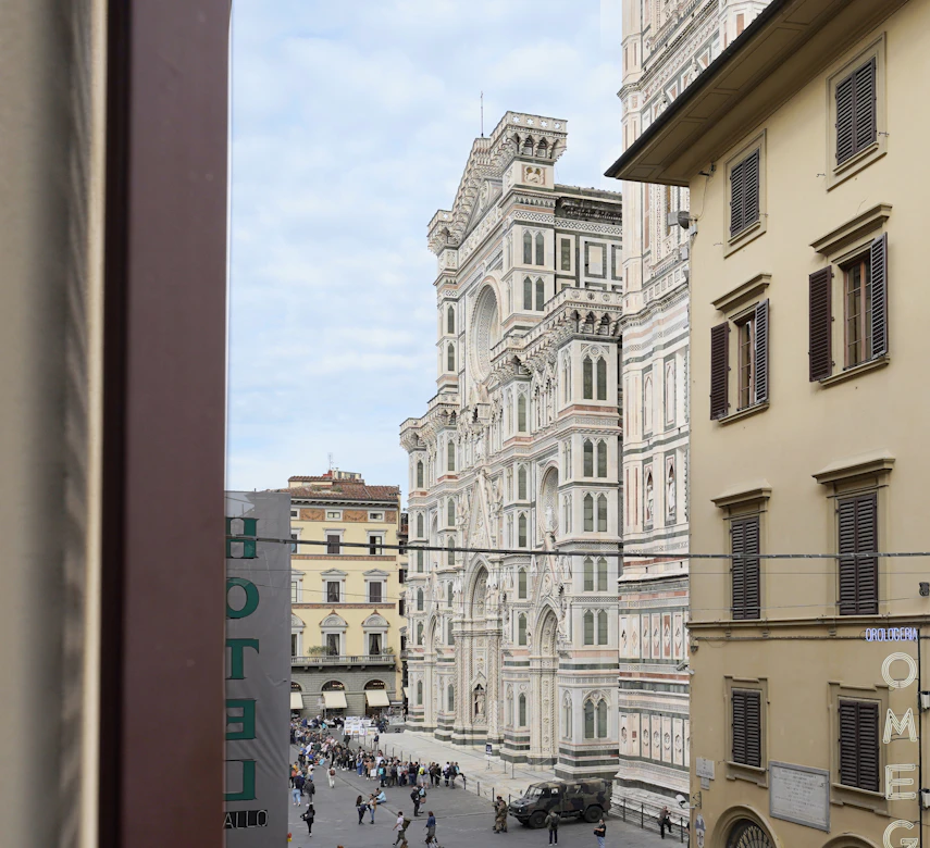 Vista con Duomo di Firenze ed edificio sulla destra