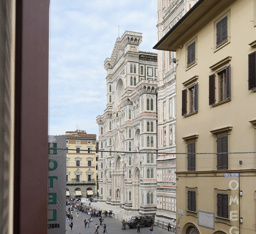 Vista con Duomo di Firenze ed edificio sulla destra