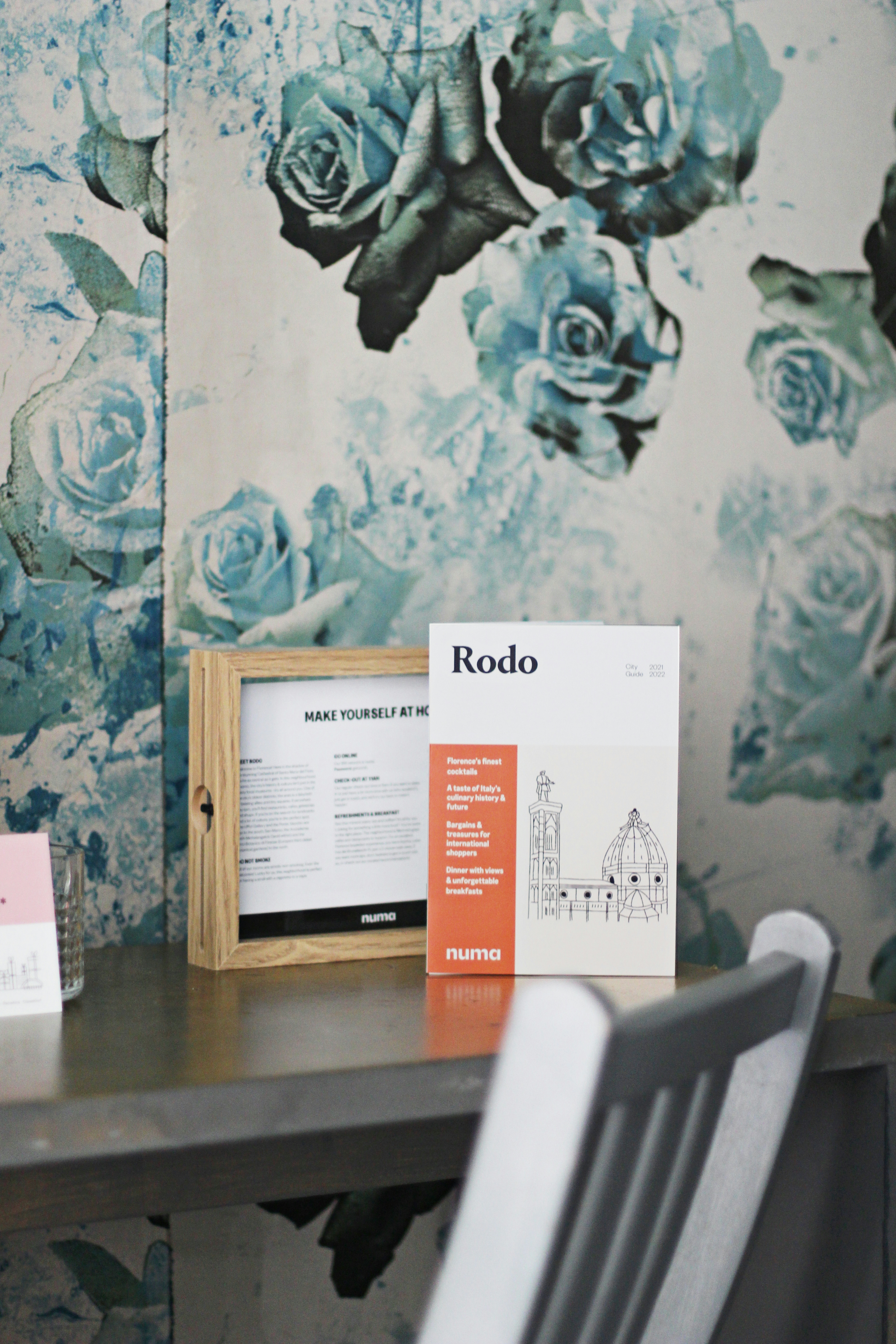 Tavolino con guida della città 