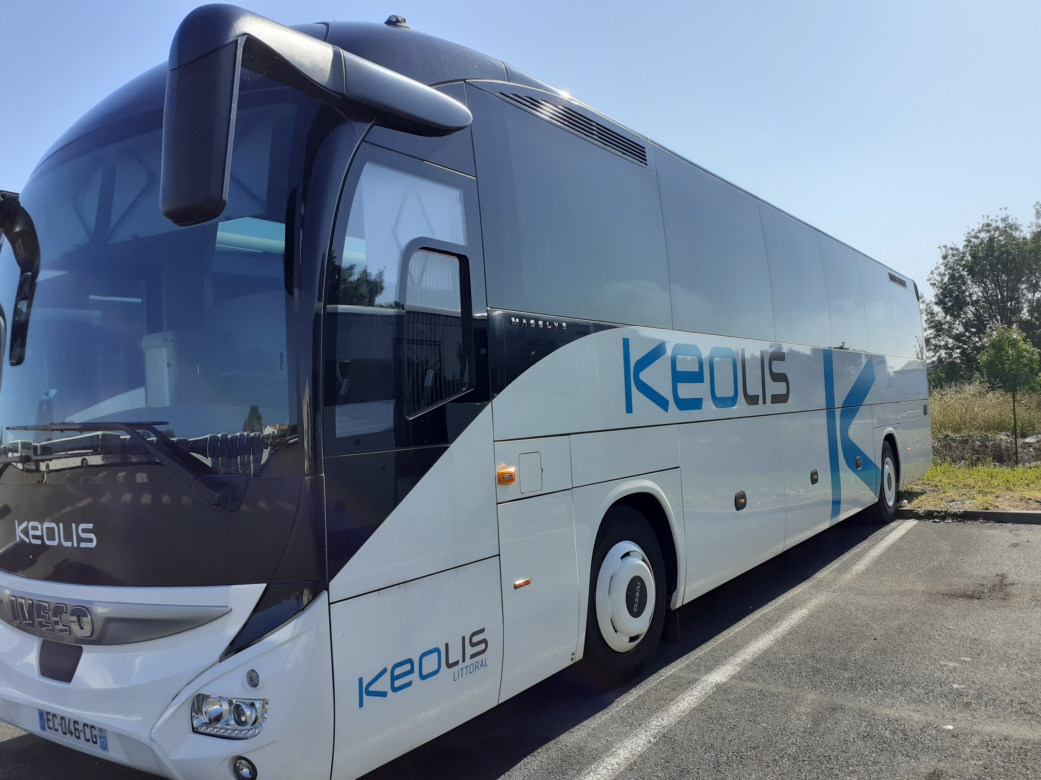 Autocar blanc avec logo Keolis garé sur le parc