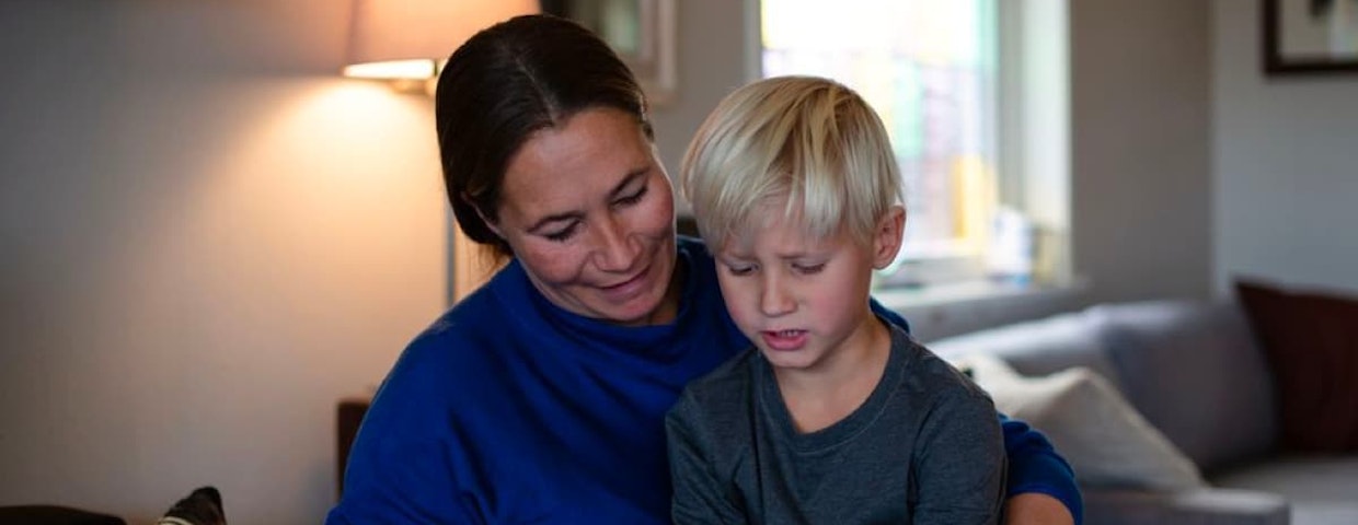 Ett barn lär sig matematik via Albert