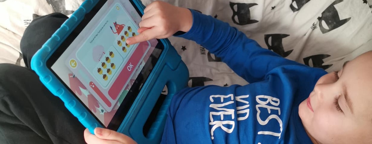 A child counts on their tablet