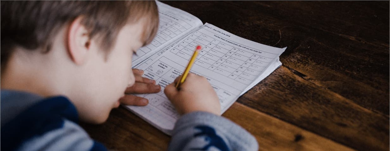 Fokuserat barn tränar matematik