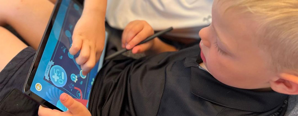 The child learns through interactive games and exercises on a tablet