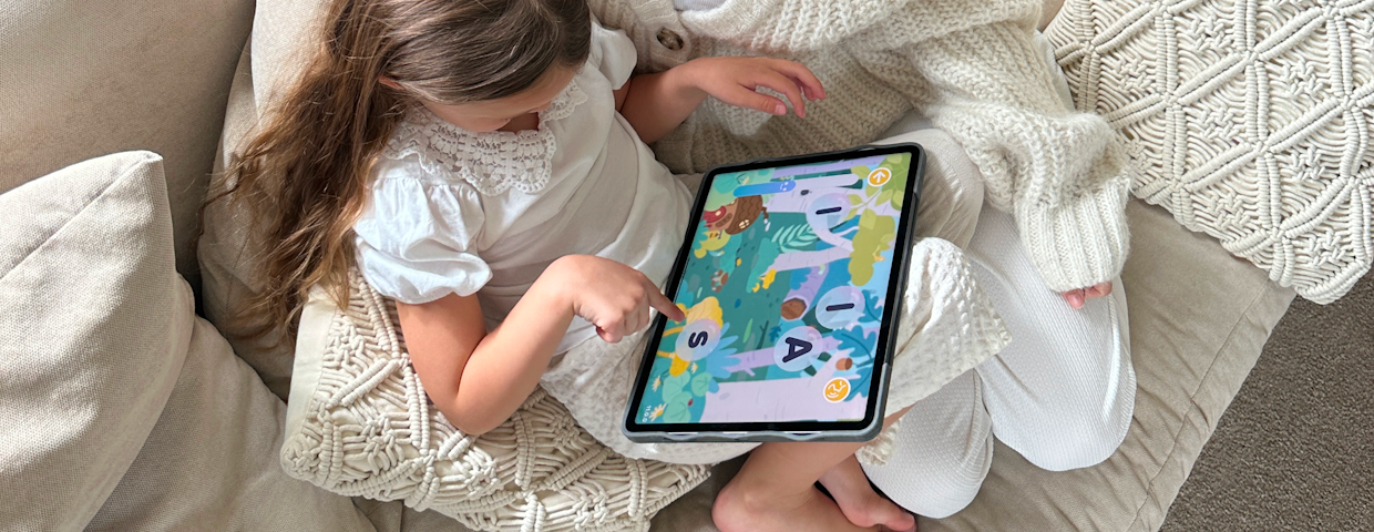 Dzieci uczą się liter w Albert Junior – zabawna i edukacyjna aplikacja do nauki czytania.