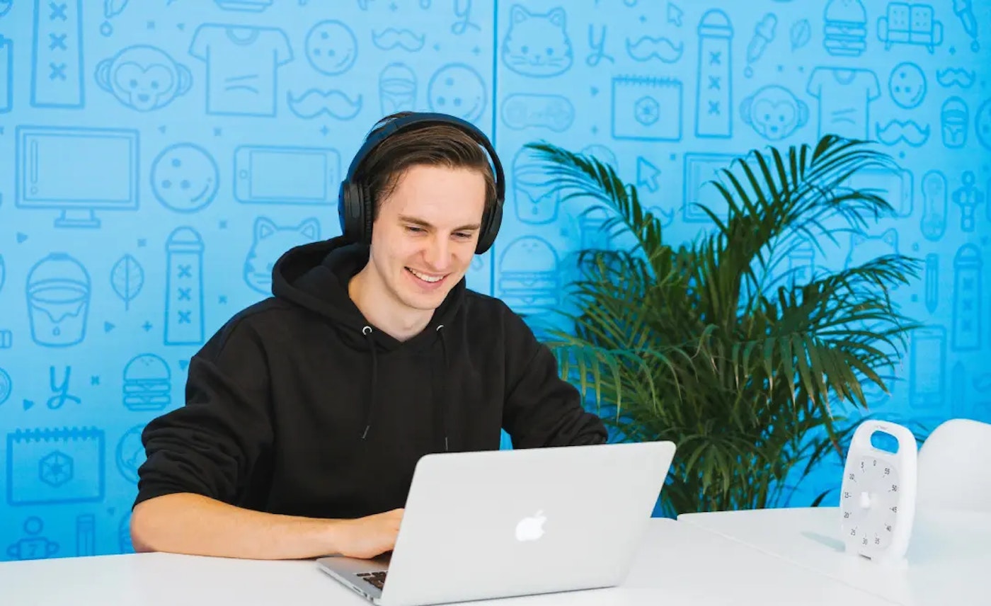 Hessel with his Macbook in meeting room