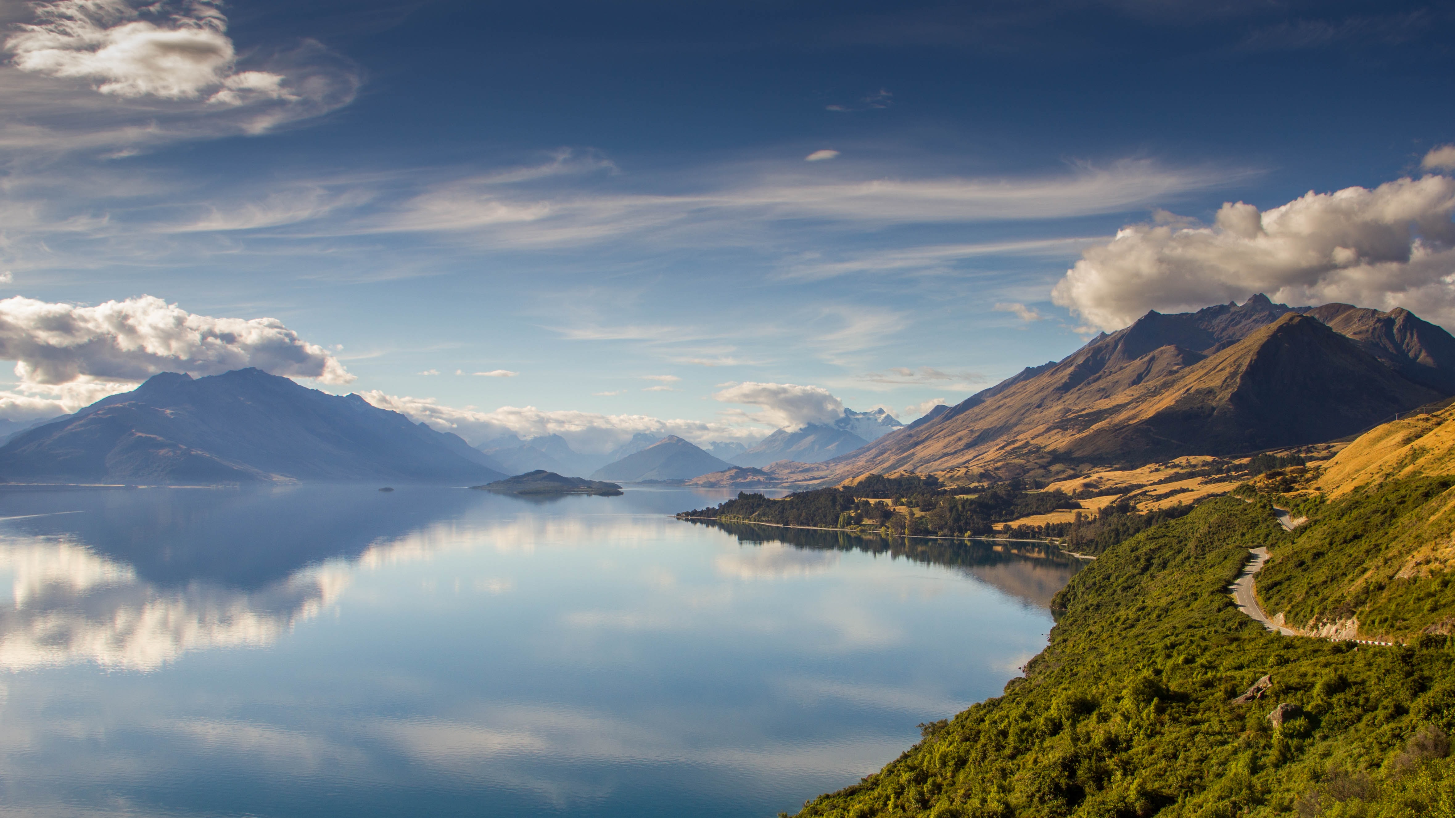 Picture of Lake Wakatipu, New Zealand