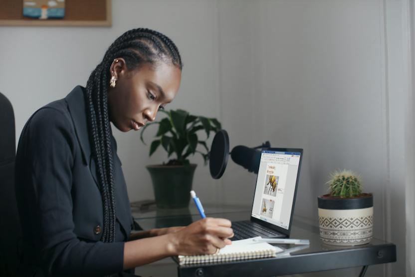 Femme professionnelle prenant des notes sur ses heures de travail
