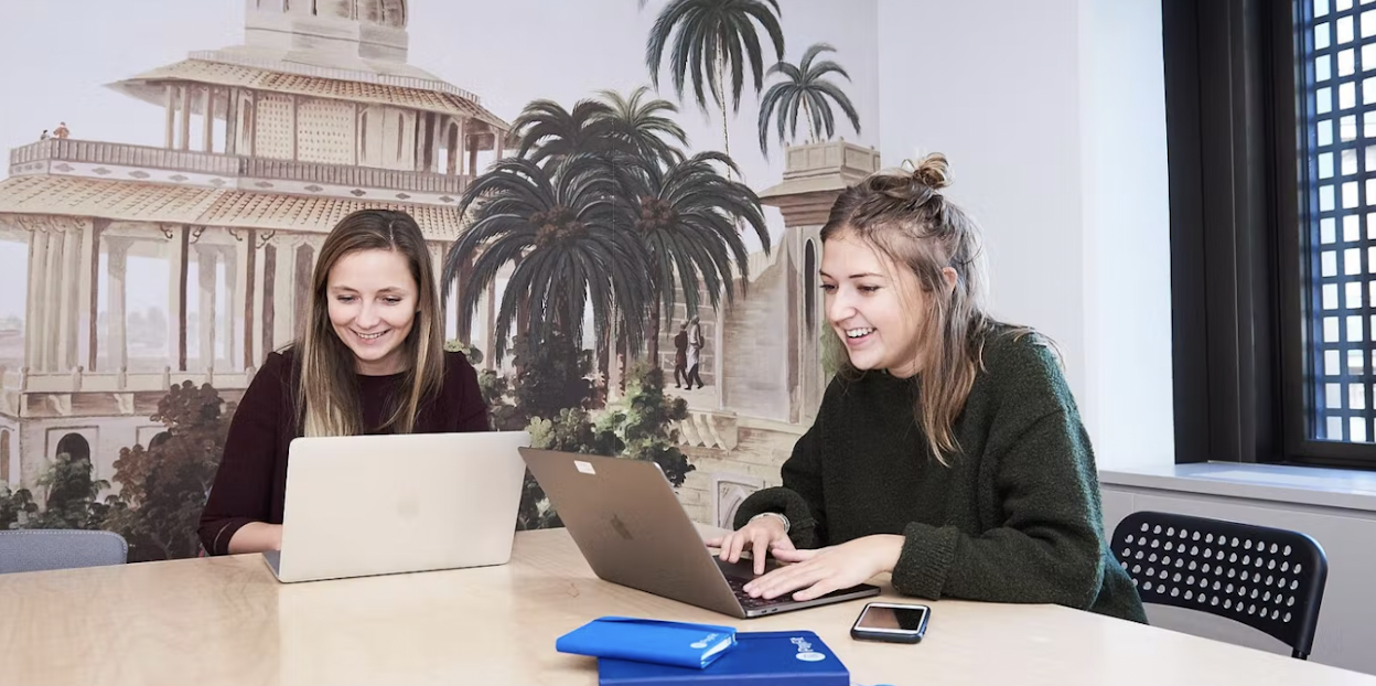 Amandine (DRH France) et Chloé (Office & Happiness Manager)