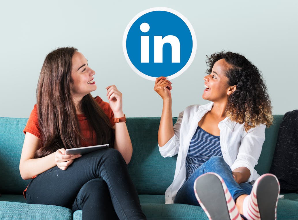 Femmes assises utilisant LinkedIn