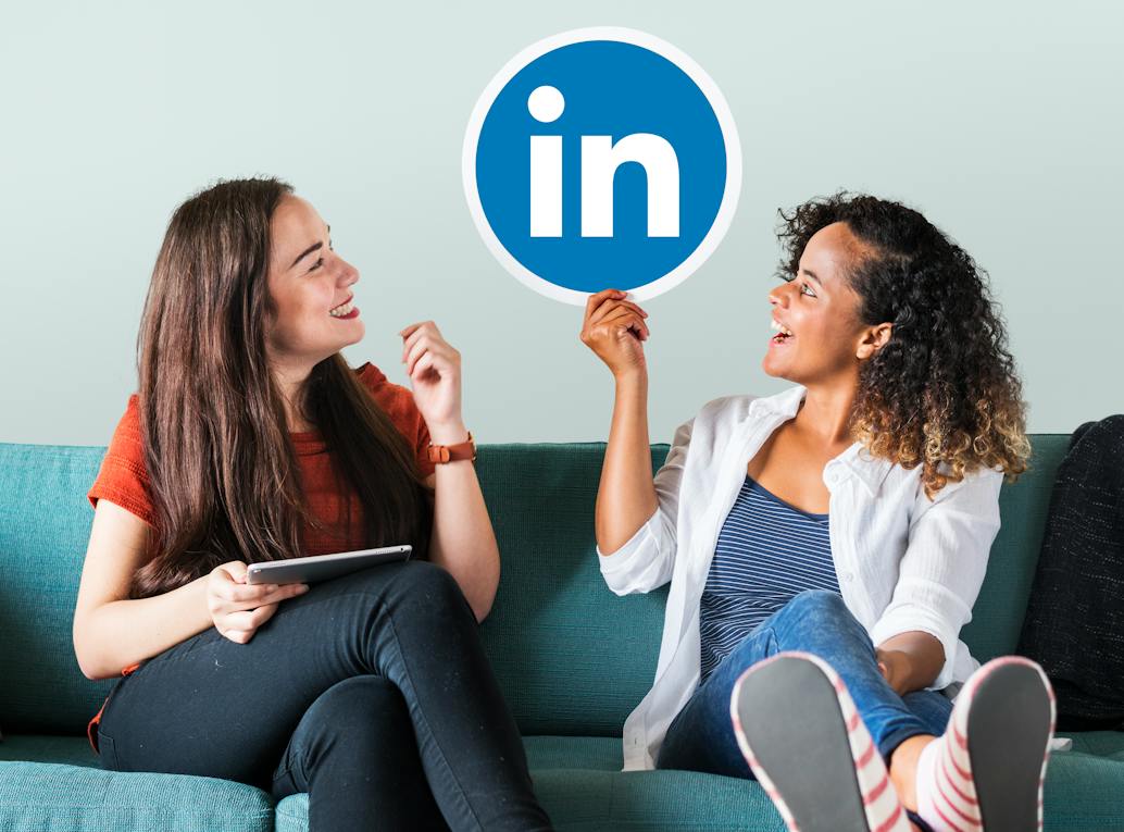 Femmes assises utilisant LinkedIn