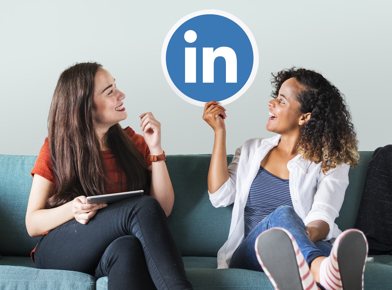 Femmes assises utilisant LinkedIn
