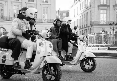 Foto de personas en motos de marca Yego