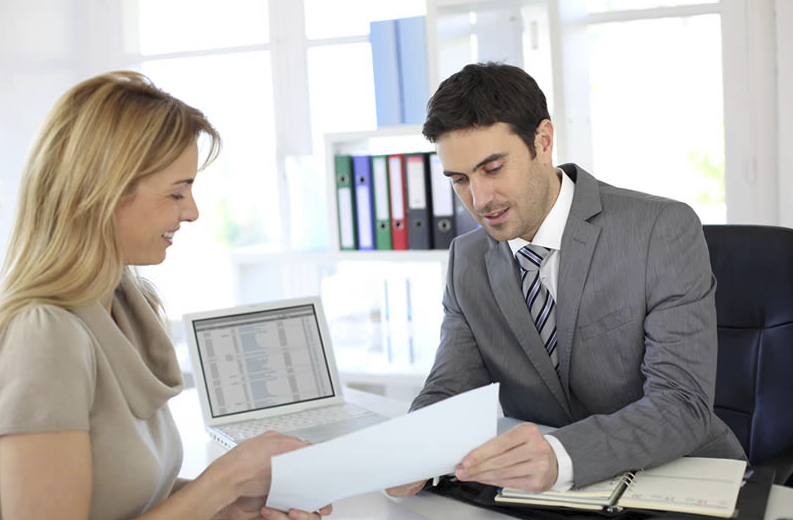 Asesor financiero consultando con un cliente