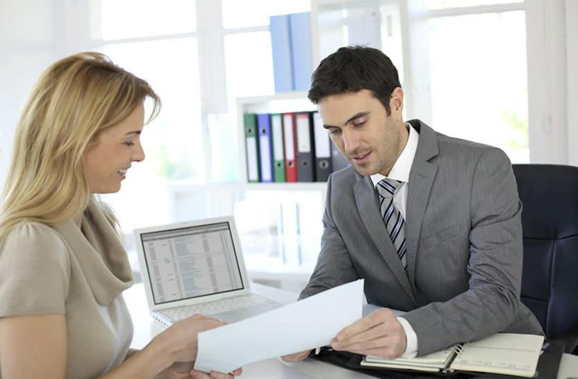 Asesor financiero consultando con un cliente