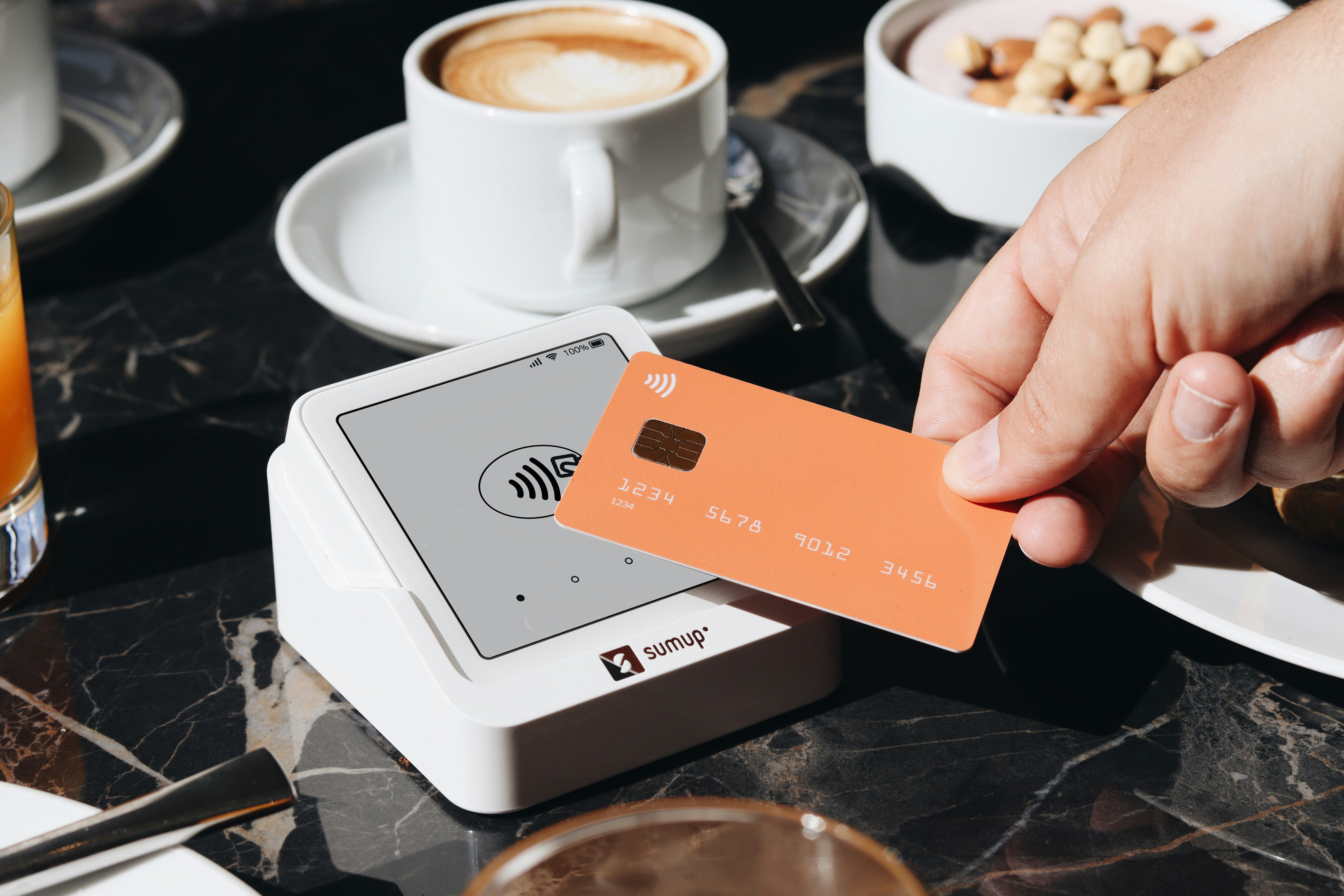 Carte bancaire effectuant un paiement sans contact