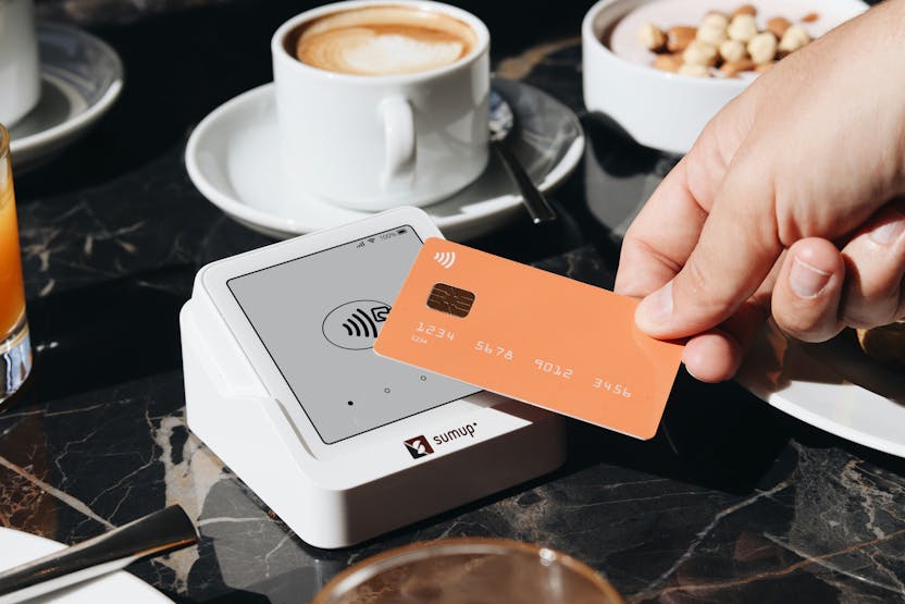 Carte bancaire effectuant un paiement sans contact