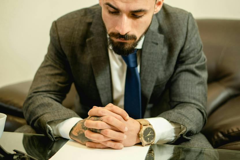 Professionnel réfléchissant à la création d’une EURL ou d’une SASU