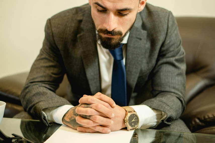 Professionnel réfléchissant à la création d’une EURL ou d’une SASU