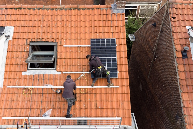 Voor de levering en installatie van zonnepanelen op of bij een woning geldt een btw-tarief van 0%.