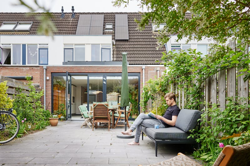 Man in tuin