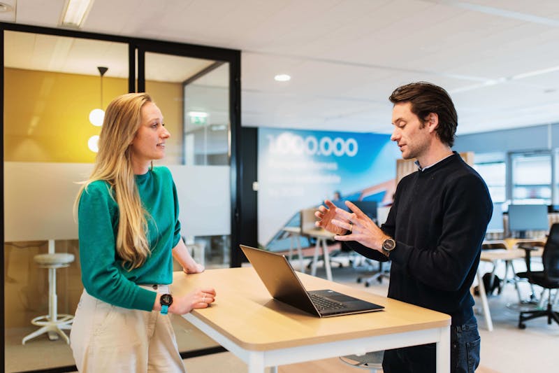 Man en vrouw in gesprek bij Energiebespaarders