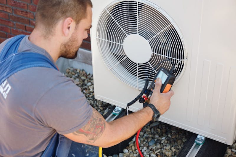 Installateur bezig met warmtepomp