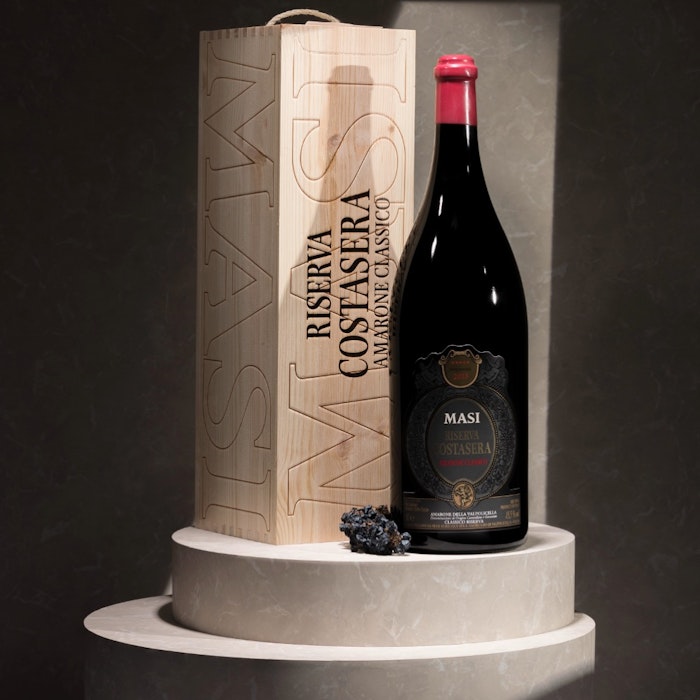 https://www.datocms-assets.com/50627/1647426401-5-4_riserva-costasera-2015-jeroboam.jpeg?auto=format&h=700