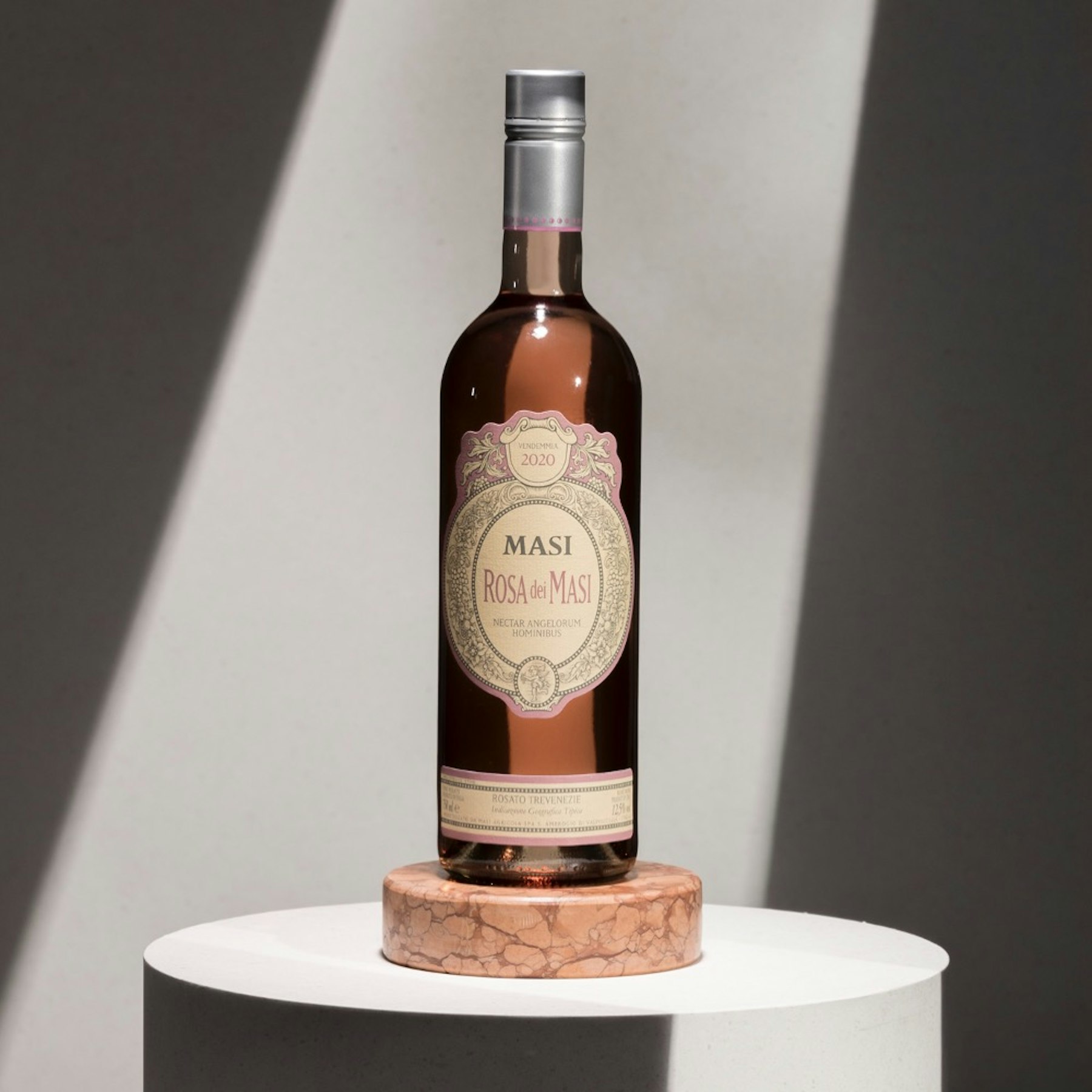  Ein frischer und fruchtiger Rosè, aber auch komplex und elegant dank der angewandten Appassimento-Technik. Ein superventiatischer Wein.