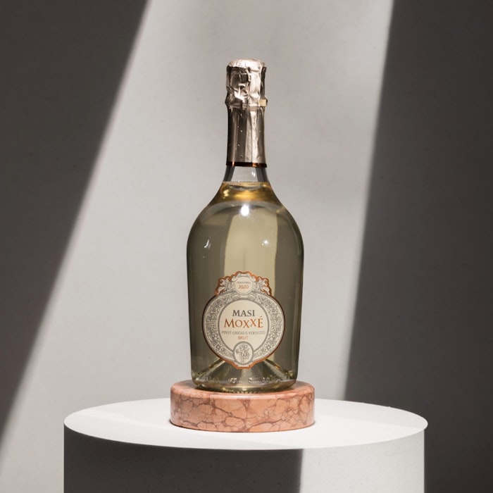 https://www.datocms-assets.com/50627/1656512800-1-1-moxxe-masi-pinotgrigio-verduzzo-brut-jpeg.jpg?auto=format&h=700