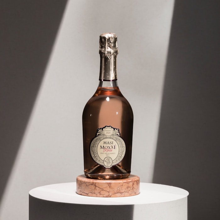 https://www.datocms-assets.com/50627/1656684585-1-1-moxxe-masi-pinotgrigio-rose-jpeg.jpg?auto=format&h=700