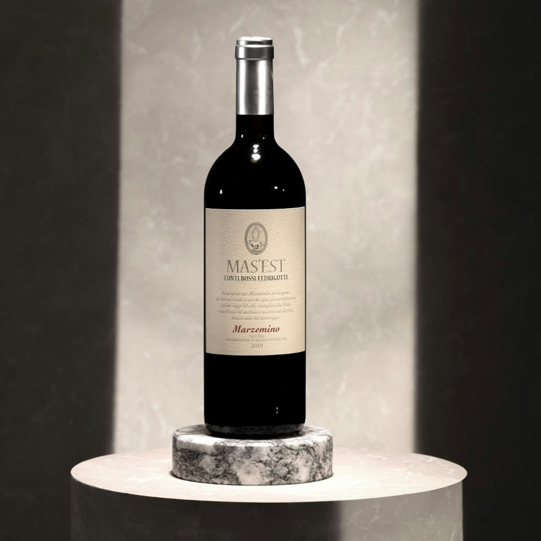  Es ist ein fruchtiger und frischer Wein aus leicht getrockneten Marzemino-Trauben. Produkt der Terre delle Venezie